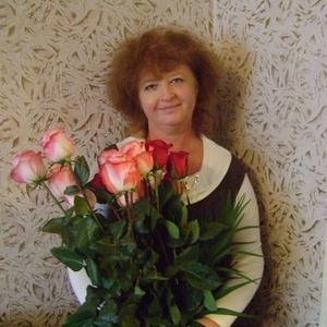 Девушки в Саратове: Елена, 65 - ищет парня из Саратова